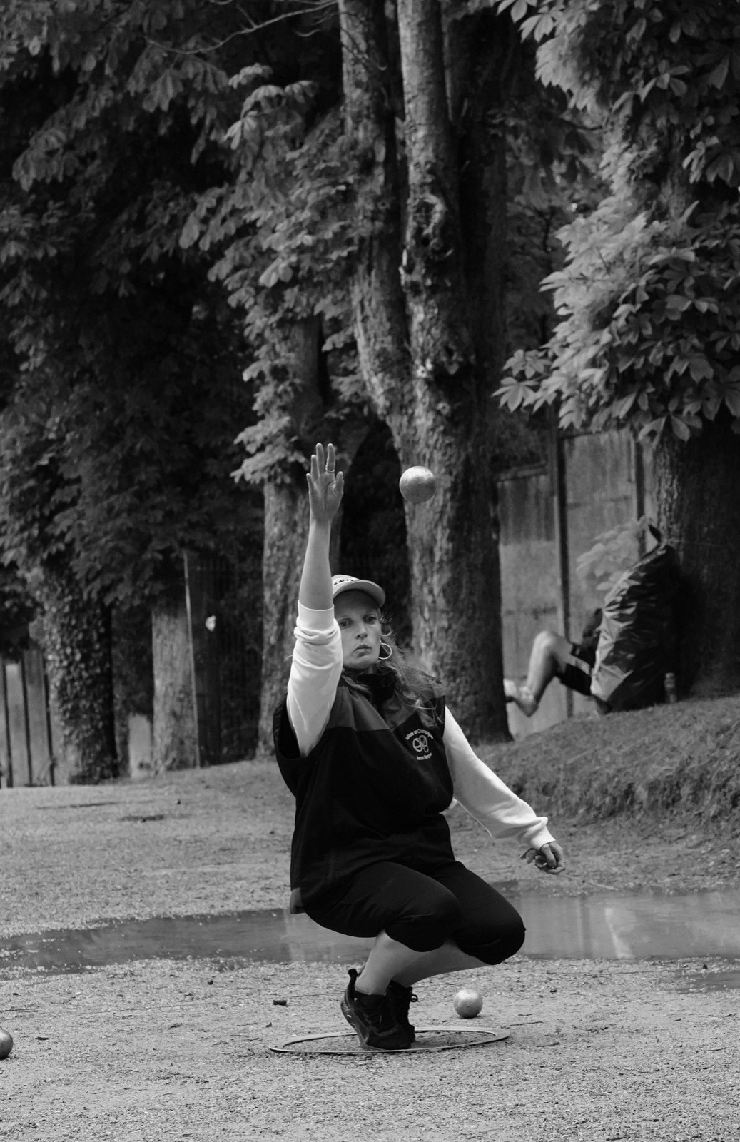 Tir en pleine action, photo noir et blanc